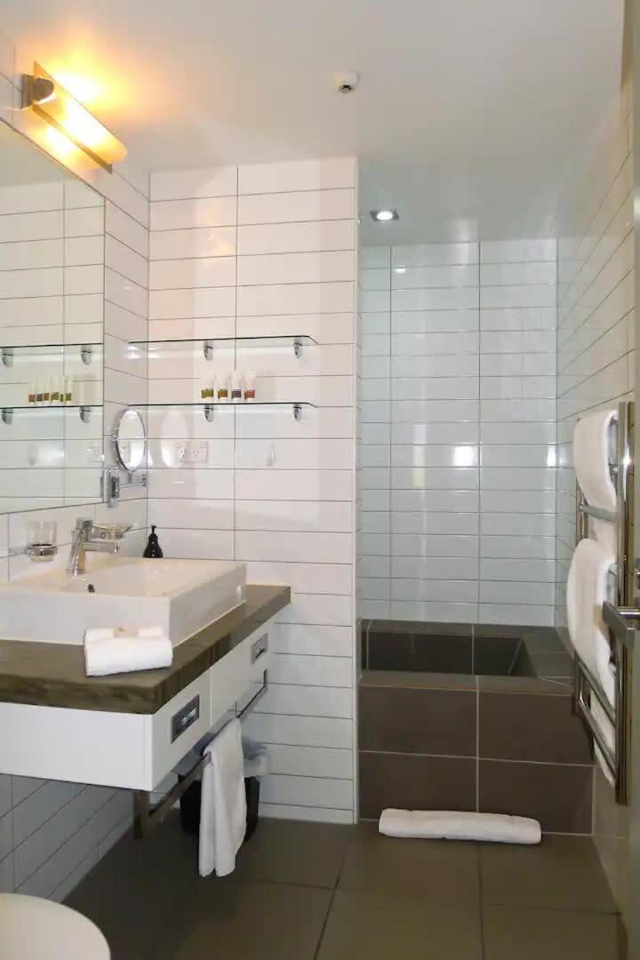 Stunning Lakeview 1 Bedroom Apartment كوينستاون المظهر الخارجي الصورة